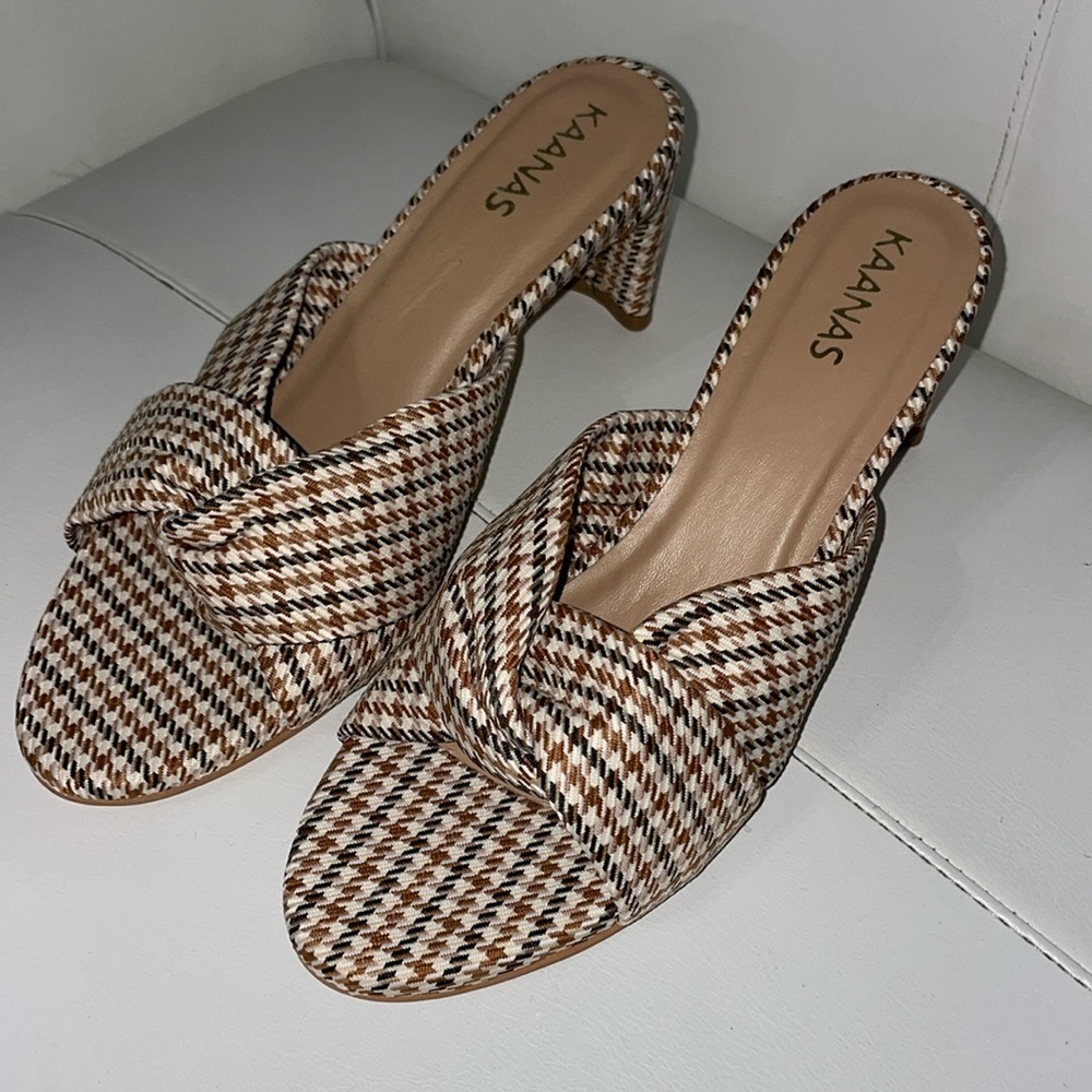 NWT KAANAS
Sena houndstooth plaid Sandal heels Fall Fashion size 6
